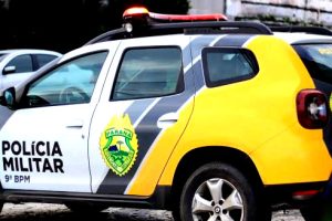 Mulher surpreende invasor dormindo ao chegar em casa