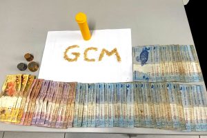 Rapaz é preso pela GCM por tráfico de drogas no Centro Histórico