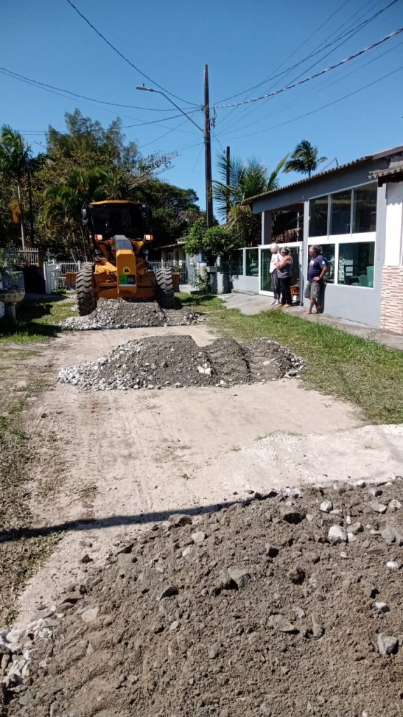 Município utiliza maquinário próprio para arrumar vias que não estão contempladas no Programa do Estado. Foto: Prefeitura de Matinhos
