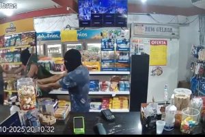 Dupla encapuzada ameaça funcionário de mercado durante assalto em Guaratuba