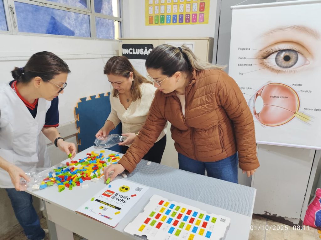 Professores participaram de curso para conhecer o material e aplicar a técnica com os alunos. Foto: Prefeitura de Matinhos