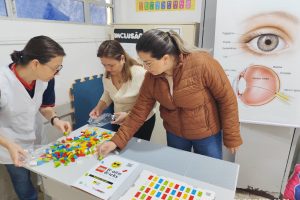Professores participaram de curso para conhecer o material e aplicar a técnica com os alunos. Foto: Prefeitura de Matinhos