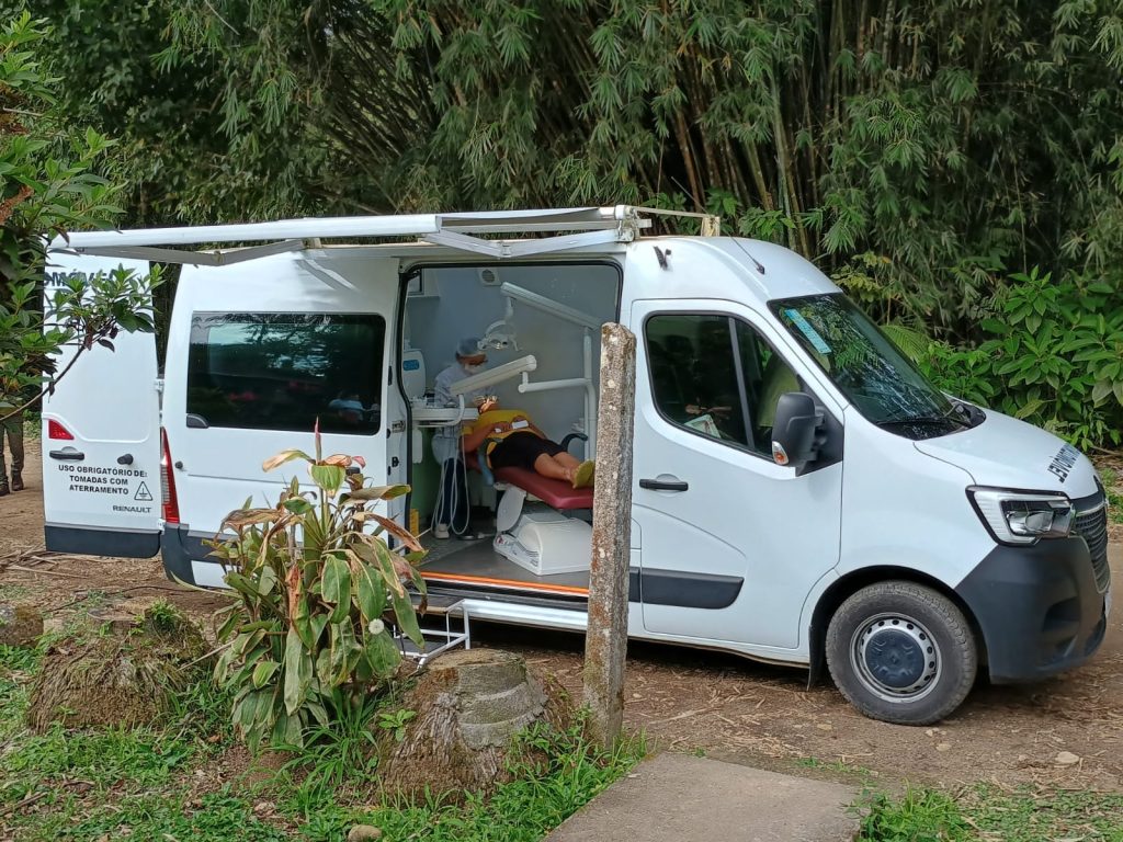 Odonto Móvel é utilizado para ações em áreas rurais e em ações especiais; veículo vai até as casas de moradores que não conseguem ir às UBSs e ao Hospital Municipal. Foto: Prefeitura de Antonina