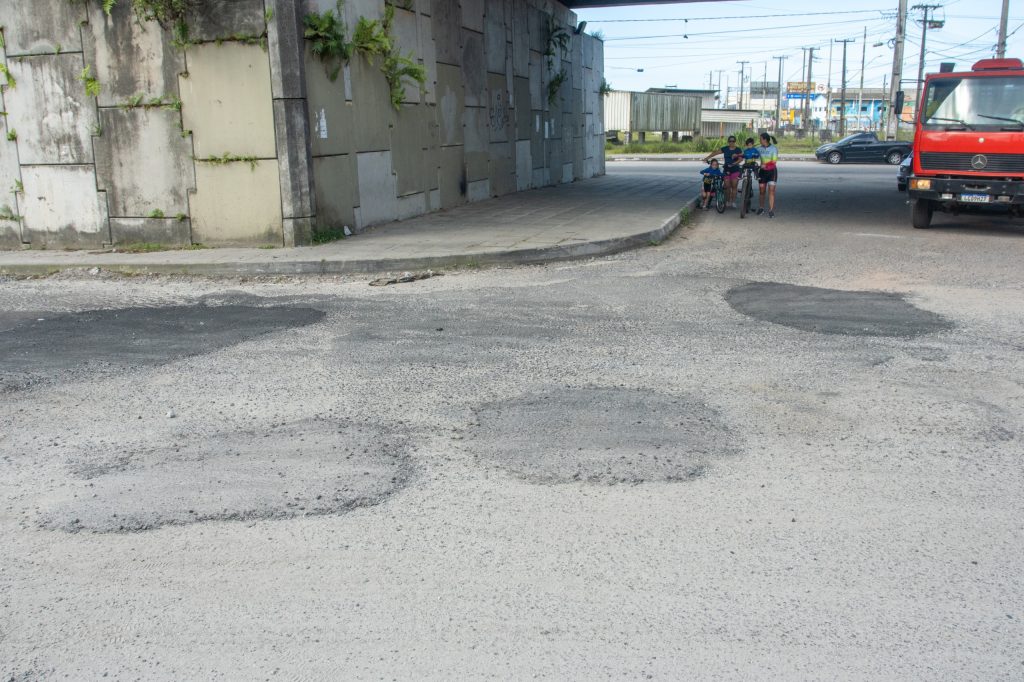Durante a vistoria, prefeito apontou utilização de “asfalto a frio e de má qualidade” para tapar buracos. Foto: Wilson Leandro/Prefeitura de Paranaguá

