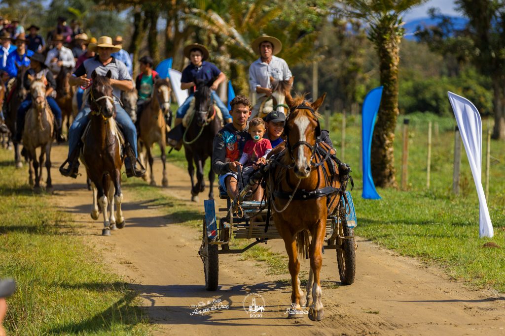 A 11ª Cavalgada da Fé marcou a abertura oficial das romarias, onde os cerca de 100 cavaleiros percorreram aproximadamente 20 km. Foto: Santuário Estadual N Sra. do Rocio