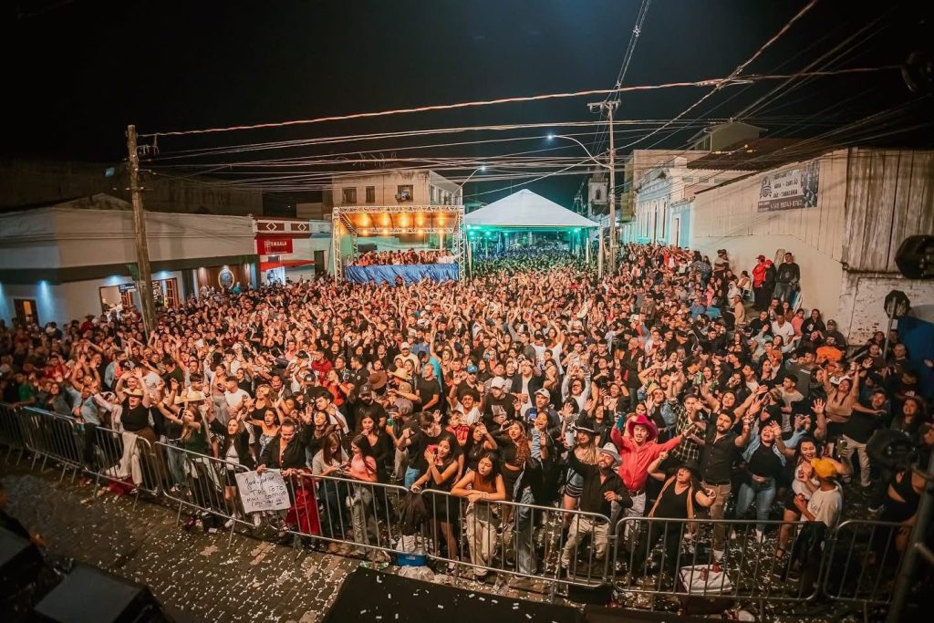 O público comemorou o aniversário da cidade e acompanhou as apresentações realizadas em todos os dias de festa, no palco montado na Rua Carlos Gomes da Costa. Foto: Divulgação