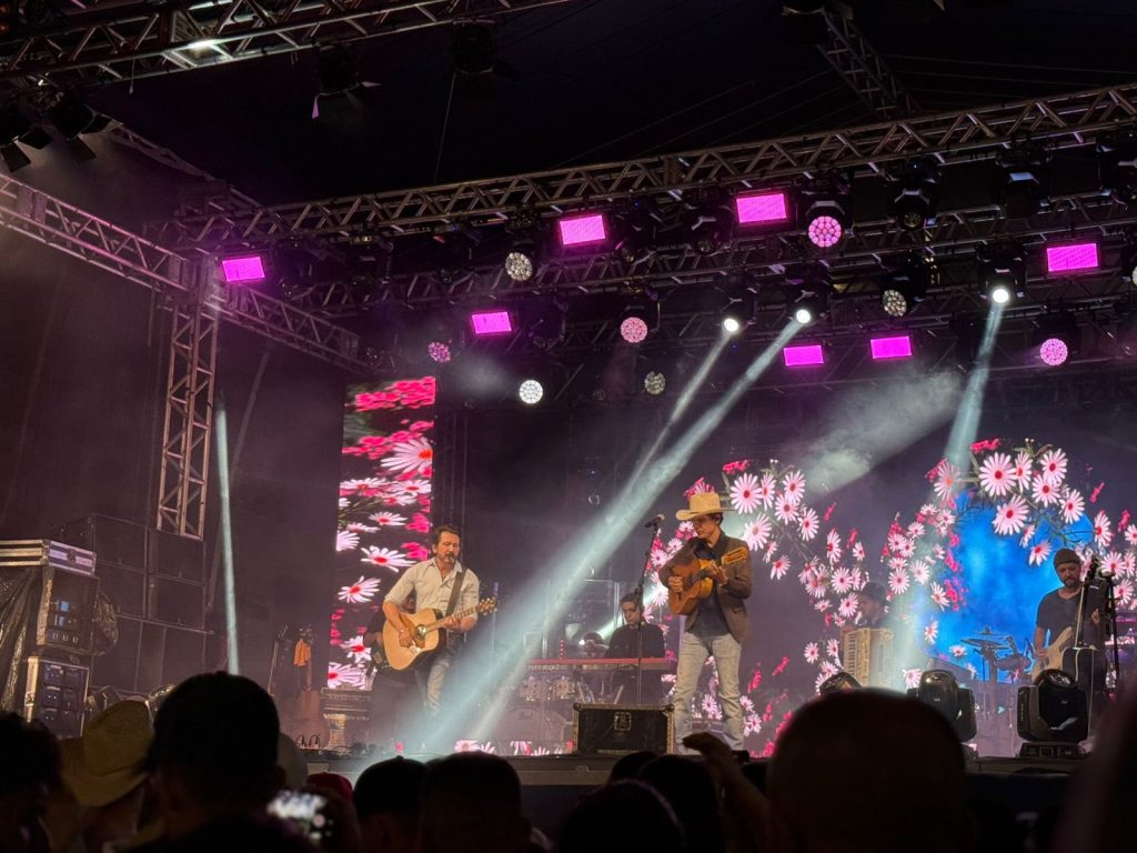 O público comemorou o aniversário da cidade e acompanhou as apresentações realizadas em todos os dias de festa, no palco montado na Rua Carlos Gomes da Costa. Foto: Divulgação