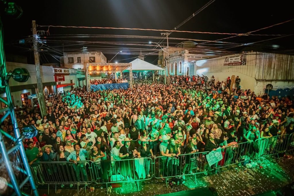 O público comemorou o aniversário da cidade e acompanhou as apresentações realizadas em todos os dias de festa, no palco montado na Rua Carlos Gomes da Costa. Foto: Divulgação