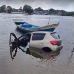 Homem é resgatado após submergir veículo no Rio Itiberê, em Paranaguá