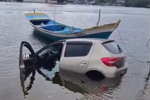 Homem é resgatado após submergir veículo no Rio Itiberê, em Paranaguá