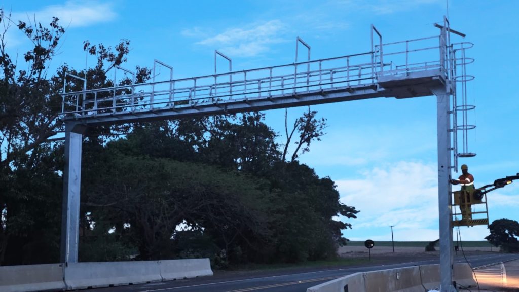 Além da instalação das balanças, que vão verificar o peso dos caminhões, pórticos estão sendo instalados para que as dimensões também sejam respeitadas. Foto: EPR Litoral Pioneiro
