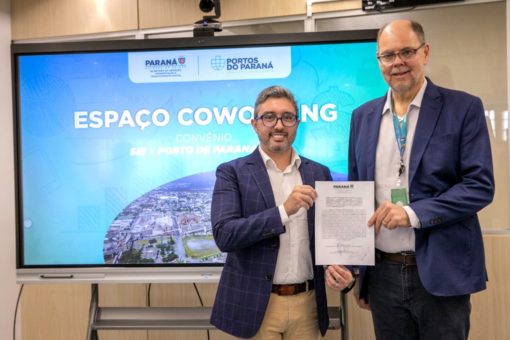 O secretário da Inovação, Alex Canziani, e o diretor-presidente da Portos do Paraná, Luiz Fernando Garcia, assinaram o Termo de Execução Descentralizada para a implementação do coworking. Foto: Claudio Neves/Portos do Paraná