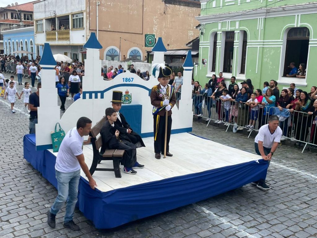Alunos da rede municipal de ensino representaram a história de Antonina durante o desfile cívico que abriu as comemorações. Foto: Prefeitura de Antonina