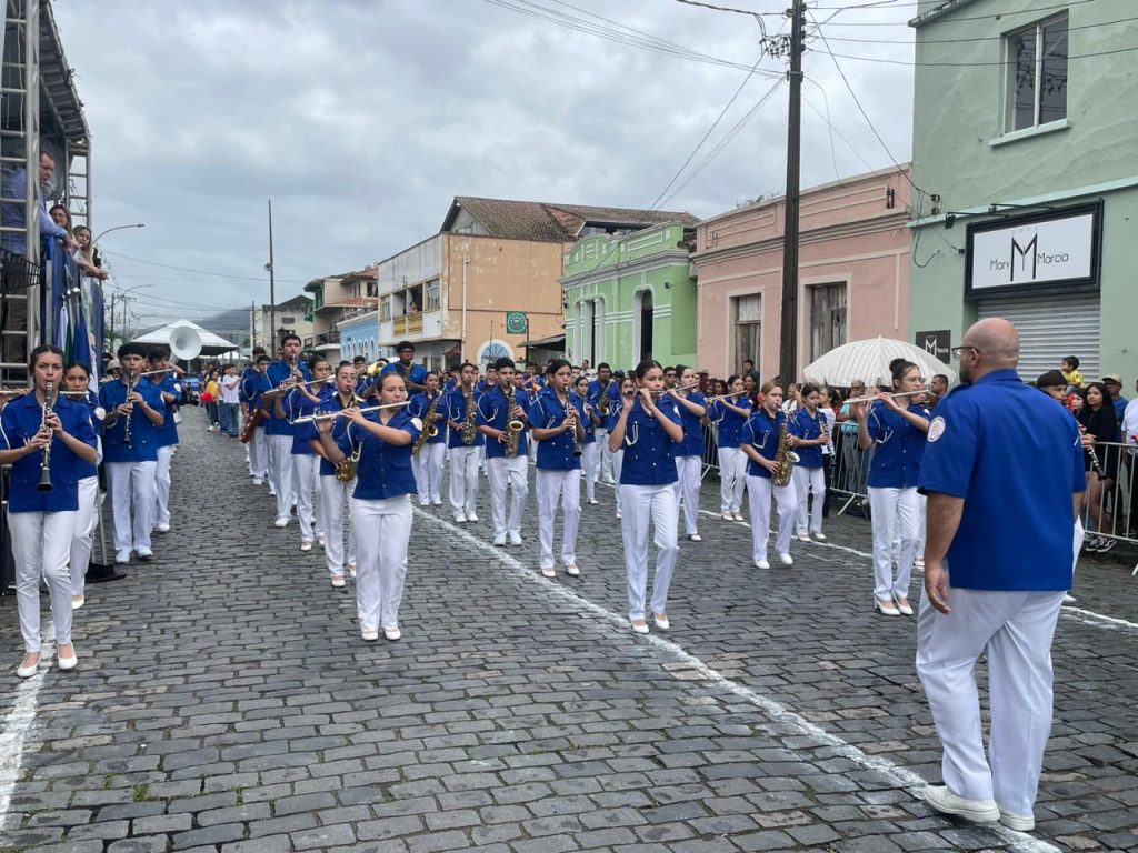 O desfile realizado na Avenida Dr. Carlos Gomes da Costa também contou com apresentação da Filarmônica Antoninense. Foto: Prefeitura de Antonina