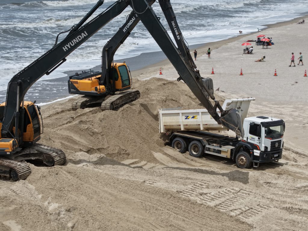 Dois dias após licença ambiental para remoção de solo emitida pelo IAT, máquinas começaram a fazer a retirada de areia da área dos pescadores. Foto: