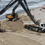 Dois dias após licença ambiental para remoção de solo emitida pelo IAT, máquinas começaram a fazer a retirada de areia da área dos pescadores. Foto: