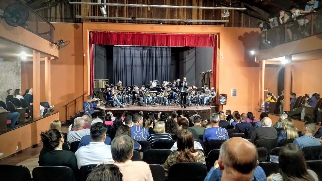 Theatro Municipal de Antonina também entrou no circuito dos 228 anos e recebeu a apresentação da Banda Jr., de São José dos Pinhais. Foto: Prefeitura de Antonina