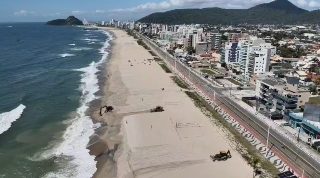 Na semana passada (novembro de 2025), após ressaca de outubro, a faixa de areia tinha 46,7 metros de largura, ou seja, área perdeu toda a areia que adquiriu com a engorda.
