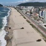 Na semana passada (novembro de 2025), após ressaca de outubro, a faixa de areia tinha 46,7 metros de largura, ou seja, área perdeu toda a areia que adquiriu com a engorda.