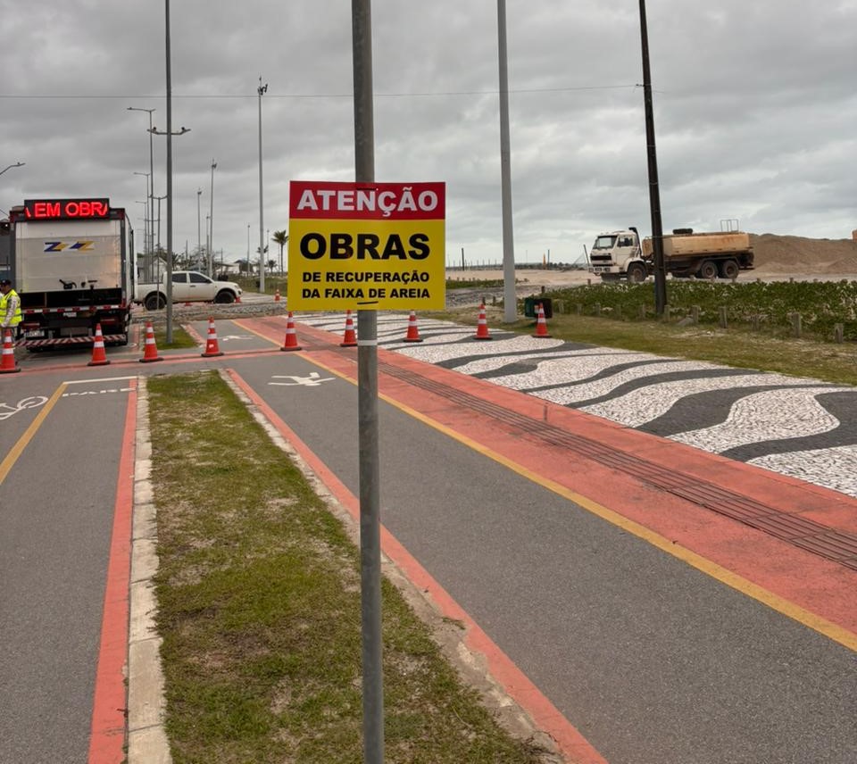 Locais onde ocorrem a retirada e a realocação da areia estão sinalizados e isolados. Foto: