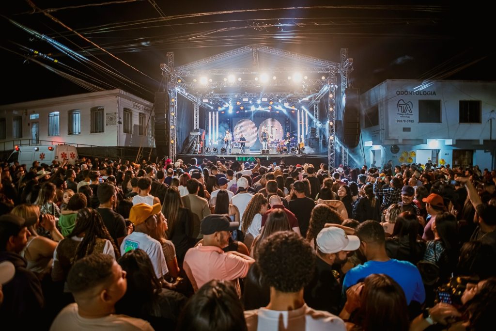 A festa também contou com o show de uma atração nacional, a dupla Jads & Jadson se apresentou no palco montado no centro de Antonina. Foto: Divulgação