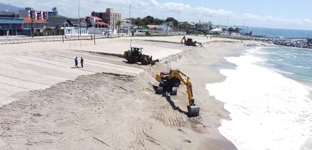 Com a ressaca, areia da engorda foi levada pelo mar e, no trecho que sobrou, a força da água formou um degrau de até 2 m de altura, em alguns pontos.