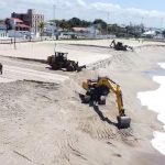 Com a ressaca, areia da engorda foi levada pelo mar e, no trecho que sobrou, a força da água formou um degrau de até 2 m de altura, em alguns pontos.
