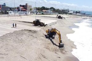 Com a ressaca, areia da engorda foi levada pelo mar e, no trecho que sobrou, a força da água formou um degrau de até 2 m de altura, em alguns pontos.