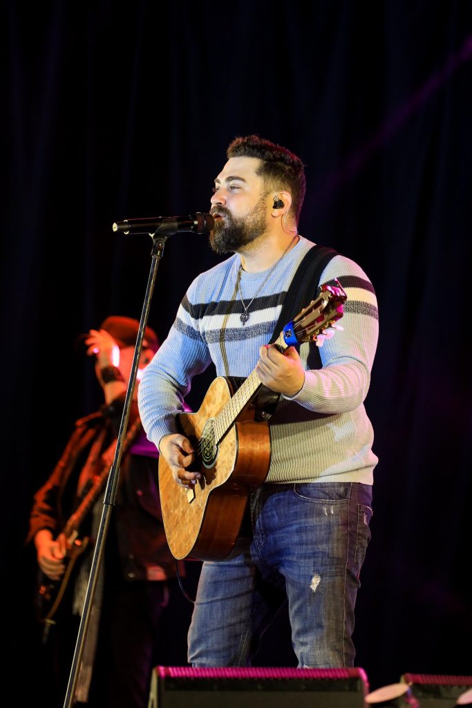 O Dia da Padroeira do Paraná foi encerrado no domingo com o show da banda católica Rosa de Saron.