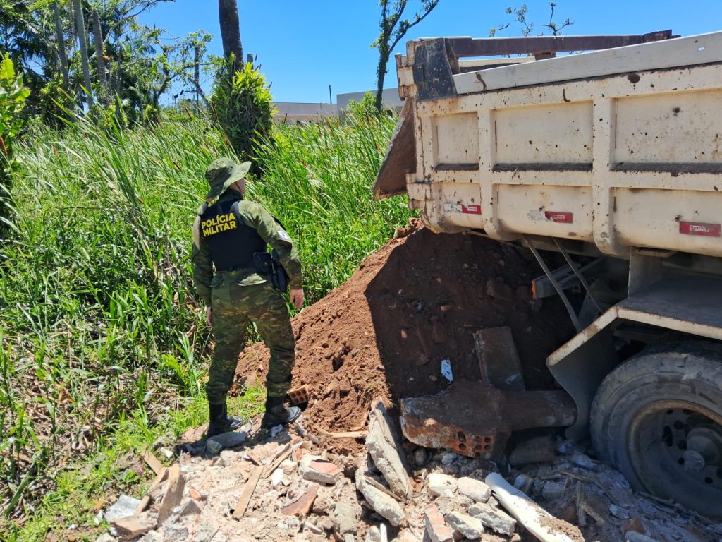 Polícia Ambiental flagra descarte irregular de aterro em Guaratuba