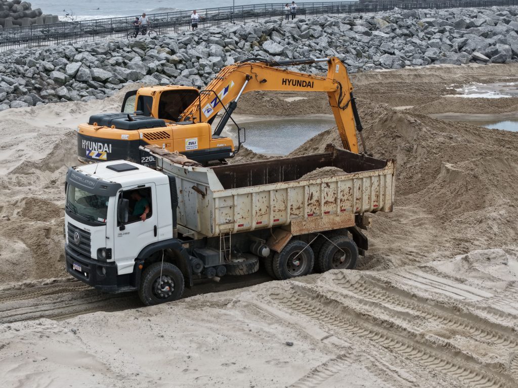 Reposição da areia da praia dos pescadores para Caioba – Zuli Construtora de Obras – Foto- Douglas Avellar – JB Litoral (6)