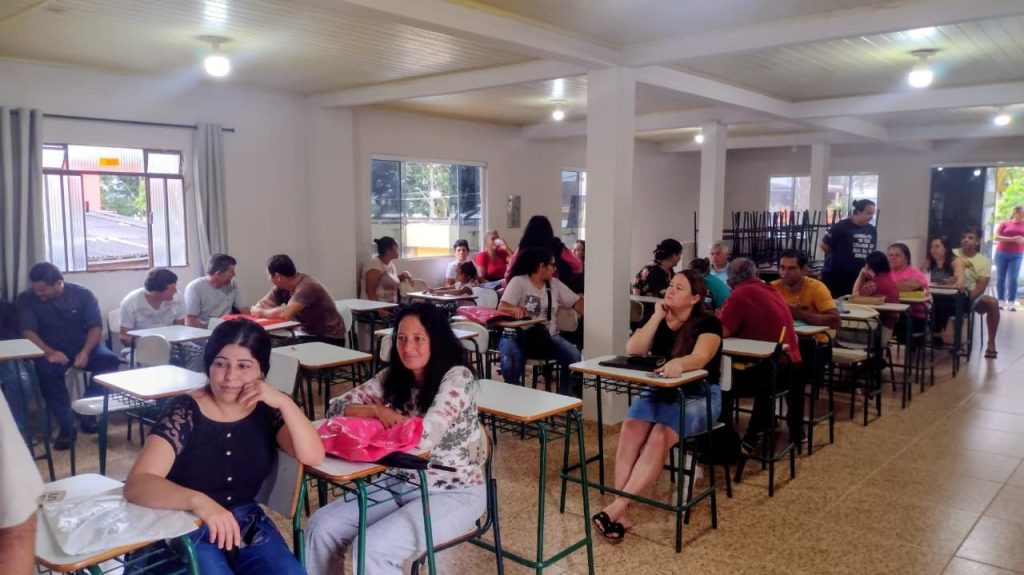 Equipes esclareceram dúvidas e prestaram suporte sobre os novos critérios estabelecidos pelo Governo Federal. Fotos: Prefeitura de Antonina