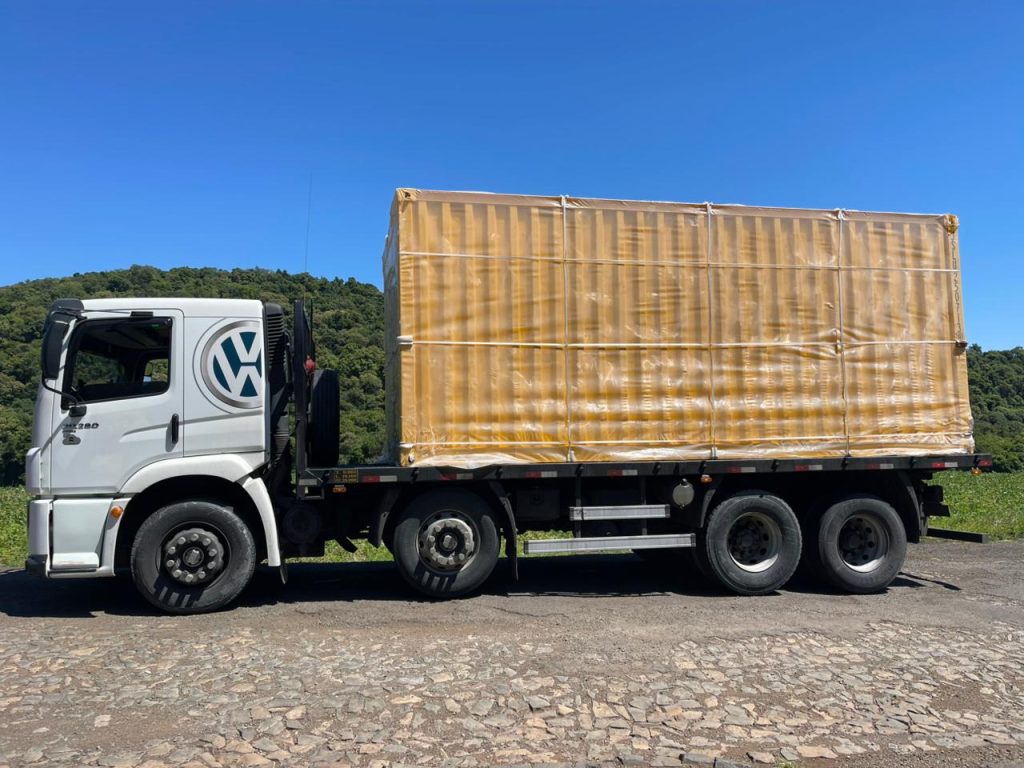 Trabalhadores também alegam que utilizam o “malhal” nos caminhões, que funcionam como uma barreira de proteção entre a cabine e a carga. Foto: Divulgação