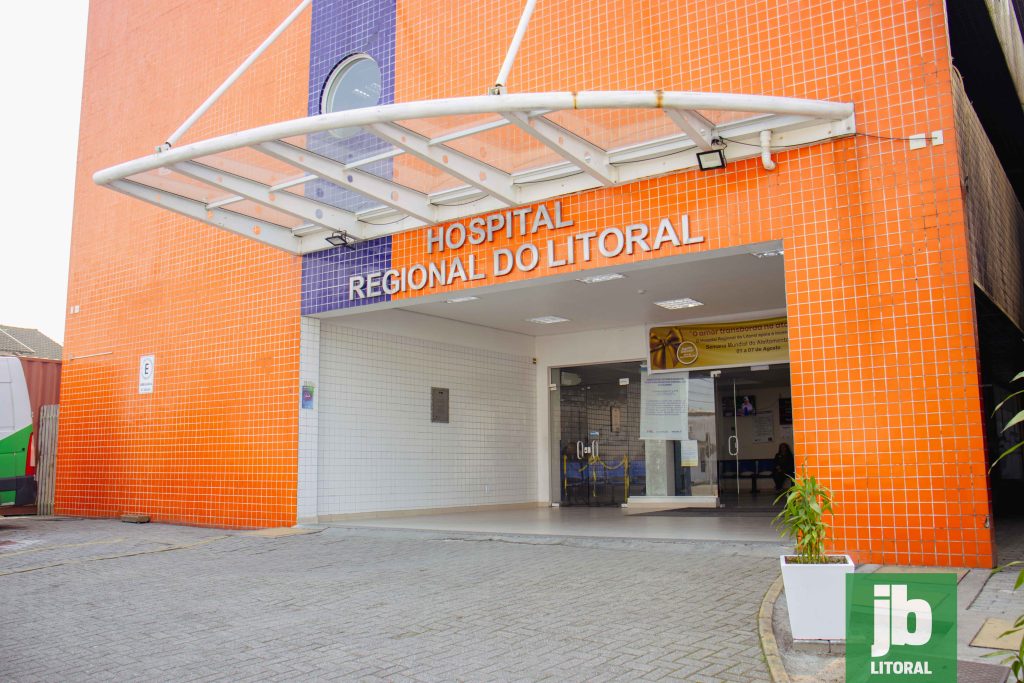 Mesmo após publicação de reportagem com denúncias de médicos do HRL, instrumentos utilizados em cirurgias continuavam sujos. Foto: Juan Lima/JB Litoral