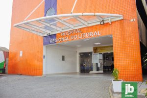Mesmo após publicação de reportagem com denúncias de médicos do HRL, instrumentos utilizados em cirurgias continuavam sujos. Foto: Juan Lima/JB Litoral