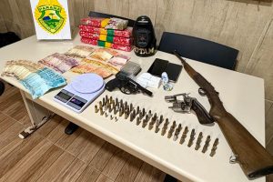Rotam apreende armas e drogas em bar desativado em Pontal do Paraná