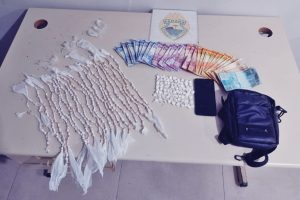 PM apreende mais de 500 pedras de crack durante abordagem a casal em Guaratuba