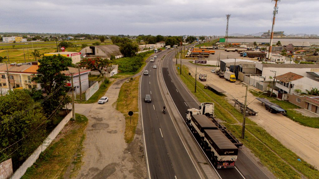 Paranaguá recebe investimentos históricos da EPR Litoral Pioneiro para melhorar a mobilidade e a segurança viária. Avenidas estratégicas passam a integrar a concessão, com obras, manutenção contínua e atendimento 24h.