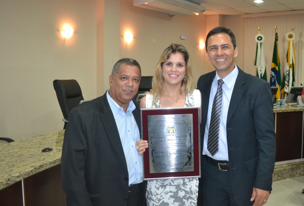 FOTO 1 – Honra ao Mérito para o JB foi proposta por Adriano Ramos.Na foto, Gilberto Fernandes (esq.) – fundador do JB LItora; Jéssica Fernandes e o atual prefeito de Paranaguá, Adriano Ramos