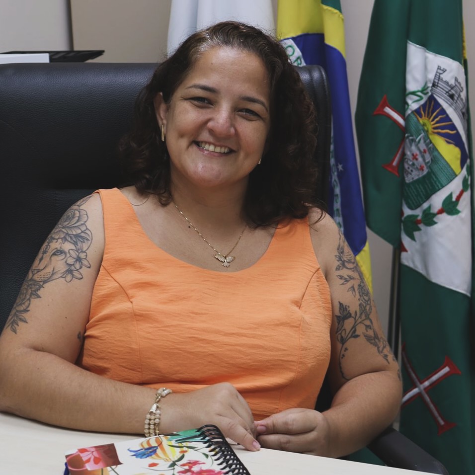  A vereadora Tenile Xavier (PSD) durante sessão na Câmara de Paranaguá. Em seu primeiro ano de mandato, a parlamentar se destaca pela atuação ativa no Legislativo.

