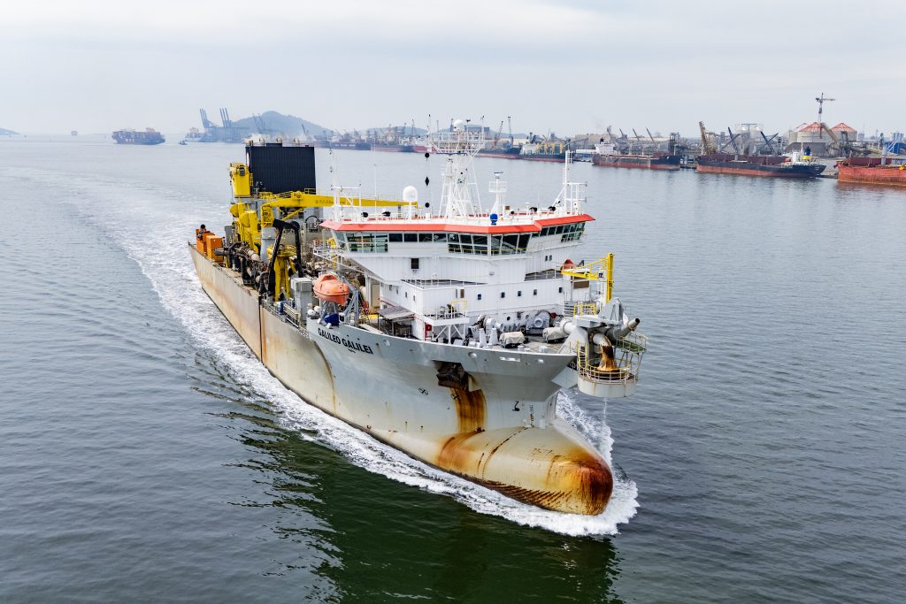 A draga Galileo Galilei executou, em setembro, dragagem para manter o Canal de Antonina com 9,5 metros de profundidade e garantir o tráfego normal até o Porto Ponta do Félix, atividade que será assumida pelo Consórcio após assinatura do Contrato de Concessão. Foto: Claudio Neves/Gcom Portos do Paraná