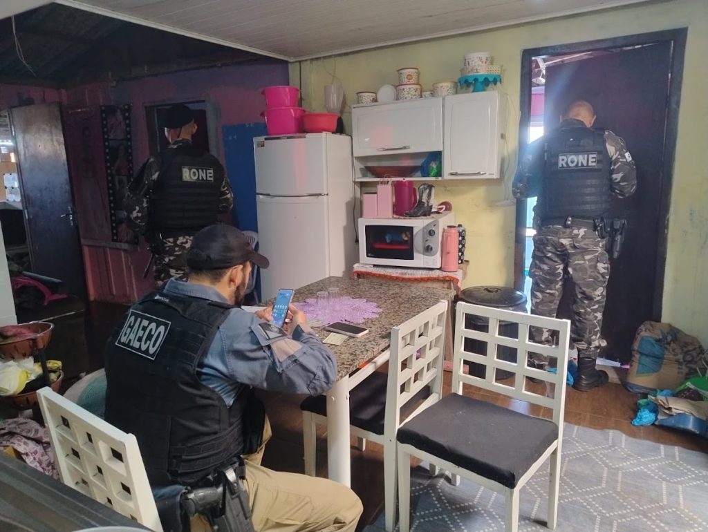 Gaeco e forças policiais cumprem 28 mandados de busca e apreensão contra o tráfico de drogas no Litoral