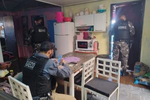 Gaeco e forças policiais cumprem 28 mandados de busca e apreensão contra o tráfico de drogas no Litoral