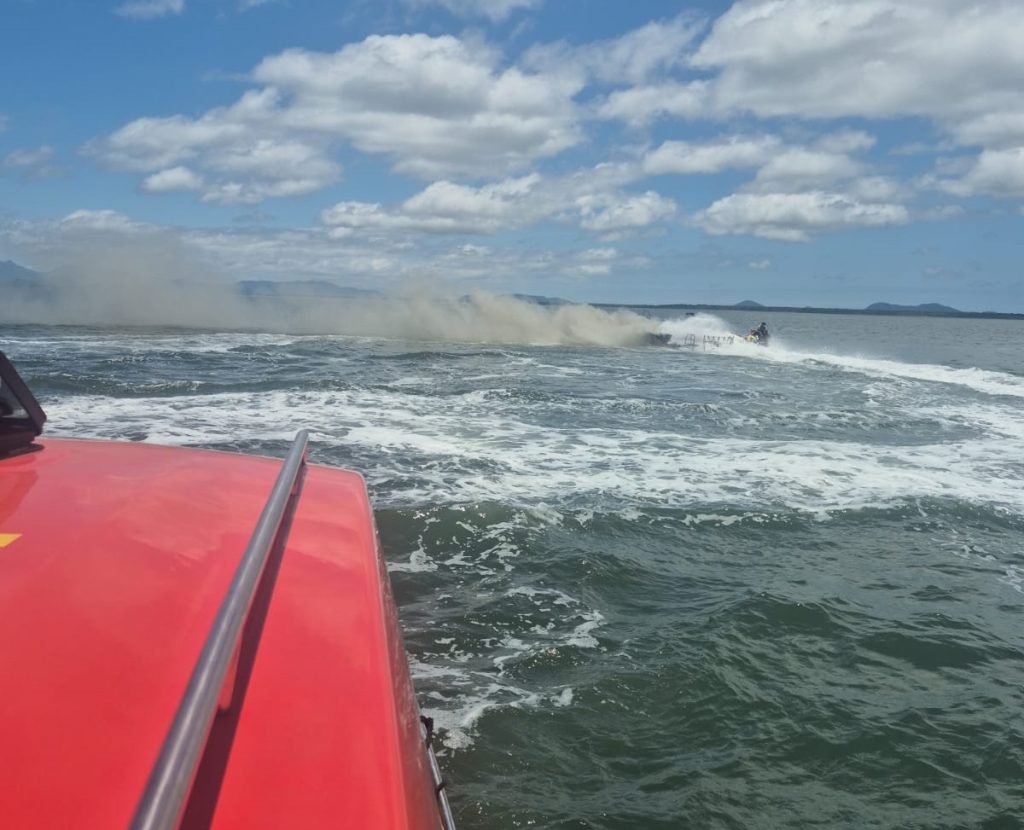 Lancha pega fogo na Baía de Paranaguá (2)