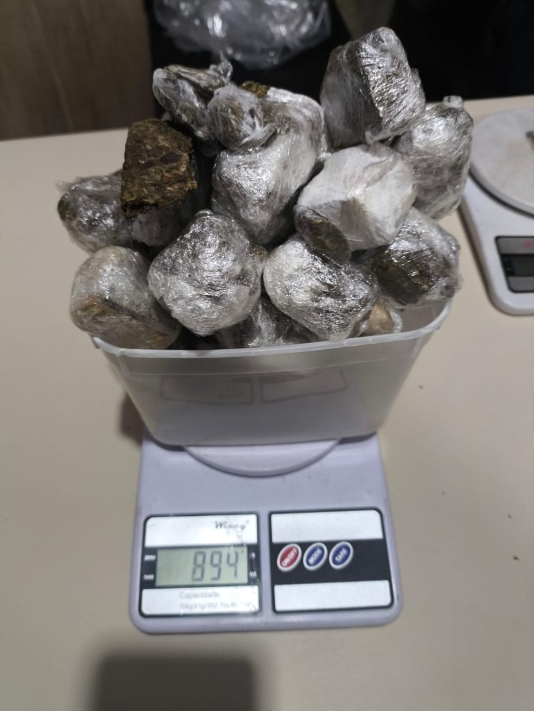 Operação conjunta prende suspeito de tráfico de drogas em Pontal 04