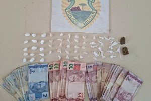 PM apreende crack, cocaína e maconha ao abordar homem em Guaratuba