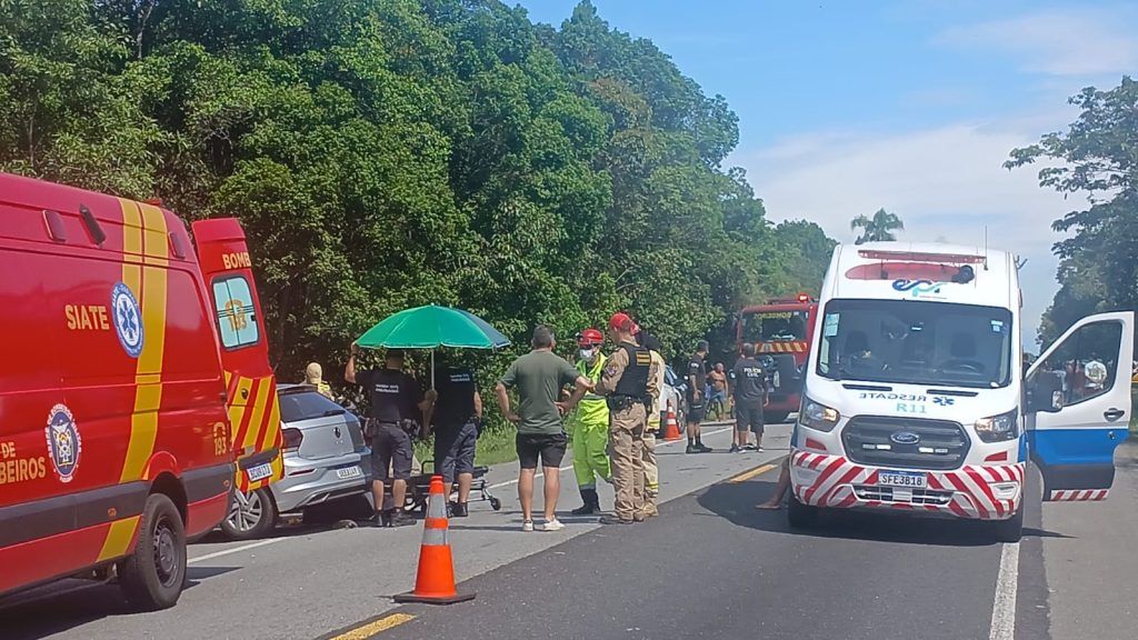 Colisão entre dois carros e uma moto deixa homem ferido na PR-407