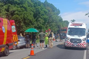 Colisão entre dois carros e uma moto deixa homem ferido na PR-407