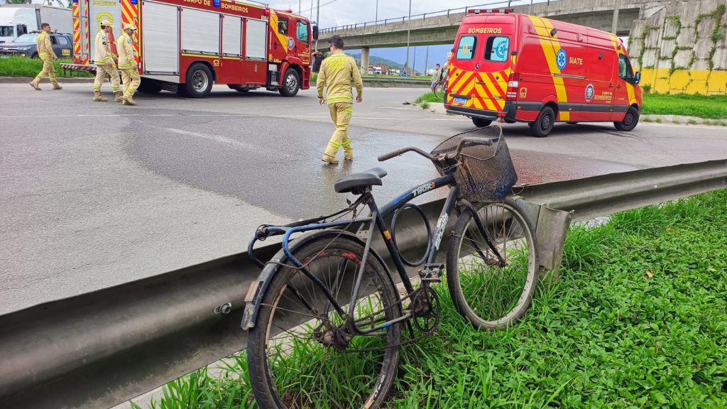 Ciclistta morre após ser atingindo por caminhão-baú na BR-277