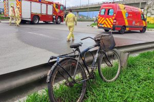 Ciclistta morre após ser atingindo por caminhão-baú na BR-277